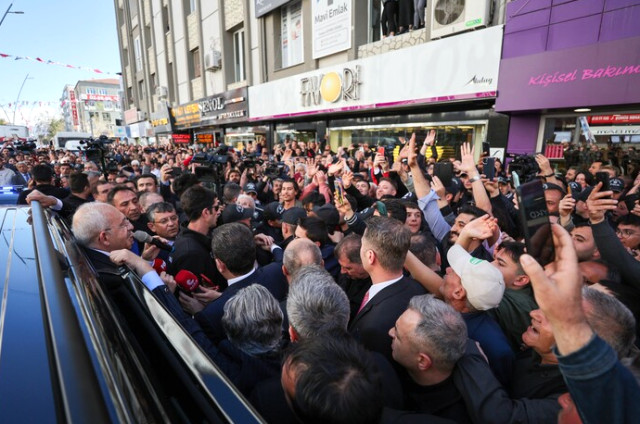 Kılıçdaroğlu'na Konya'da büyük ilgi! Kalabalık nedeniyle esnaf ziyaretini iptal edip aracından konuşmak zorunda kaldı