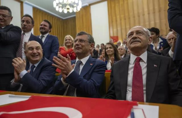 Özgür Özel, Kılıçdaroğlu'nun veda konuşmasında hüngür hüngür ağladı