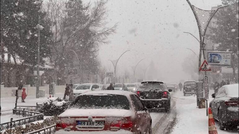 Bayburt ve Rize'de kar yağışı etkili oldu
