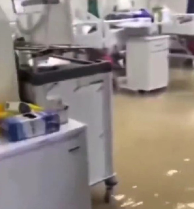 Şanlıurfa'da şiddetli yağış nedeniyle Eyyübiye Devlet Hastanesi'ni su bastı! Hastaların durumu içler acısı