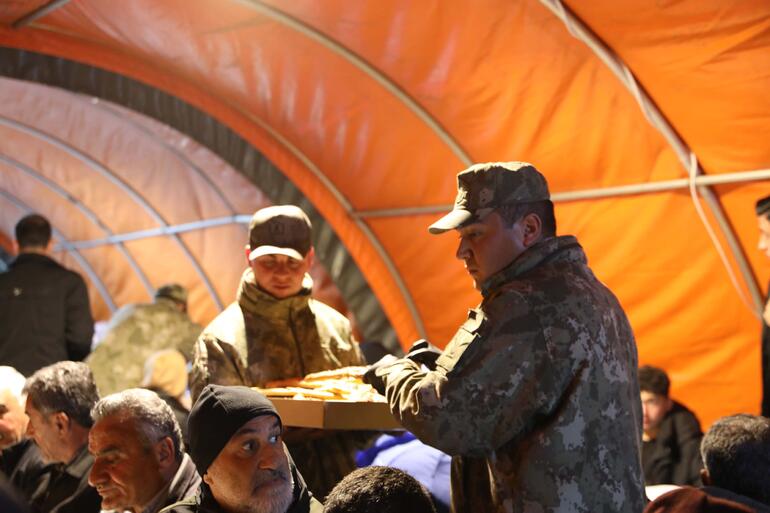 Bakan Kurum, depremzedelerle Mehmetçik çadırında iftar yaptı