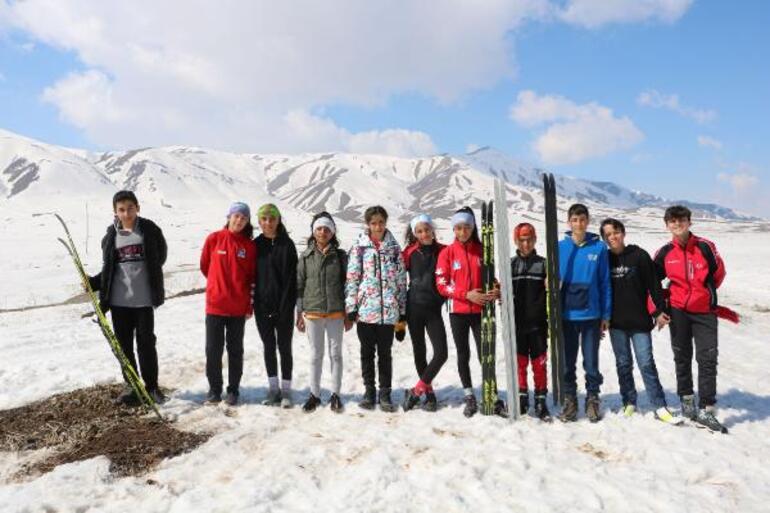 Karla kaplı kayak pistinde Türkiye Şampiyonası'na hazırlanıyorlar