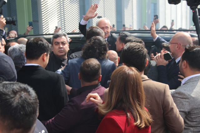 İzmir'de Kılıçdaroğlu'nu karşılayan grubun açtığı pankart dikkat çekti: Hoş geldiniz Cumhurbaşkanımız