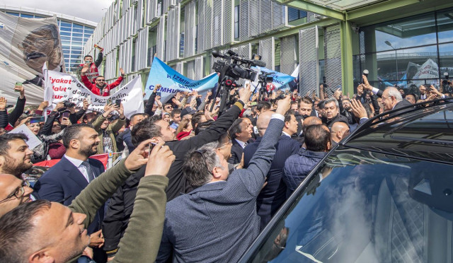 İzmir'de Kılıçdaroğlu'nu karşılayan grubun açtığı pankart dikkat çekti: Hoş geldiniz Cumhurbaşkanımız