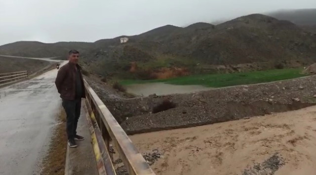Malatya ve Elazığ şimdi de sel ile boğuşuyor! Dereler taştı, tarım arazileri sular altında kaldı