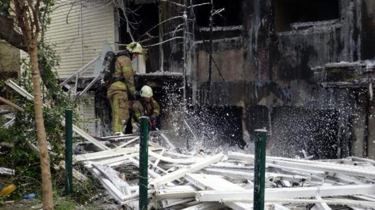 Avcılar'da boşaltılan binanın dış cephesi ve sökülen PVC pencereler yandı