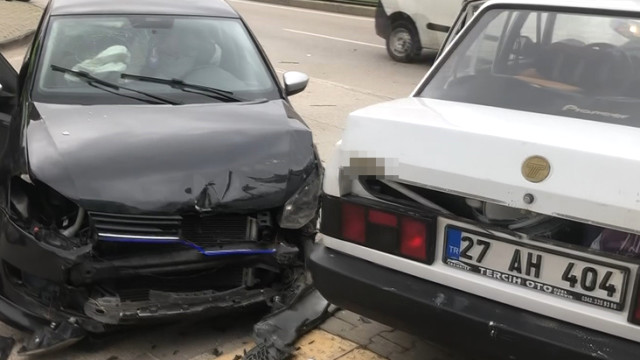 Talihsizliğin böylesi! Gaziantep'te bir saat önce satın aldıkları araçla kaza yaptılar
