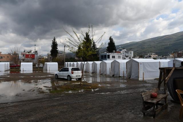 Depremzedelerin kaldığı çadırları su bastı: Perişan olduk