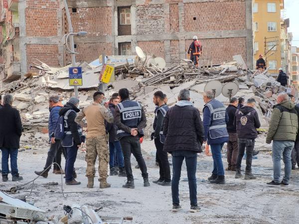 Malatya'da ağır hasarlı 6 katlı bina kendiliğinden çöktü! Ekipler arama kurtarma çalışması başlattı