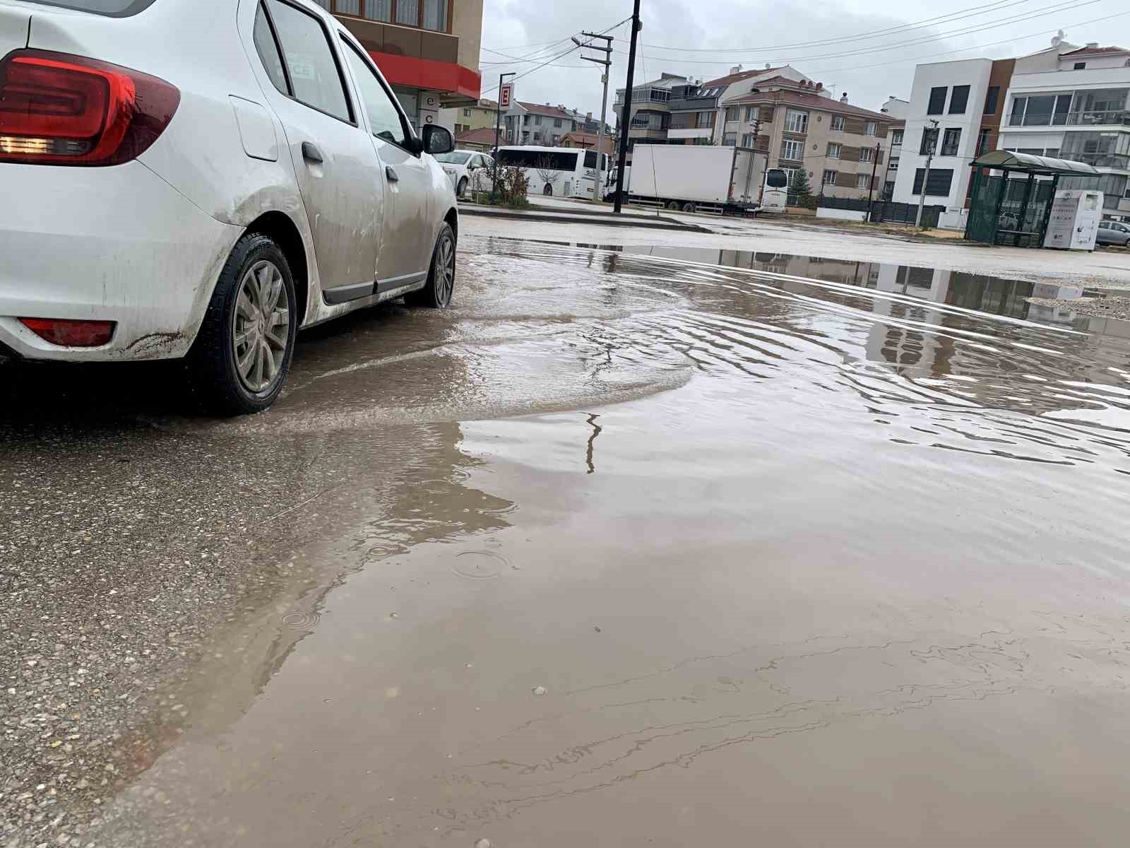 Eskişehir’de ara sokaklar göle döndü
