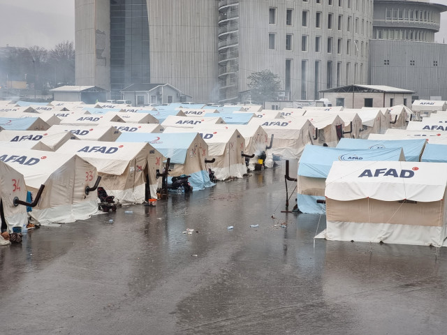 Malatya'da sağanak sele dönüştü! Depremzedelerin kaldığı çadırları su bastı