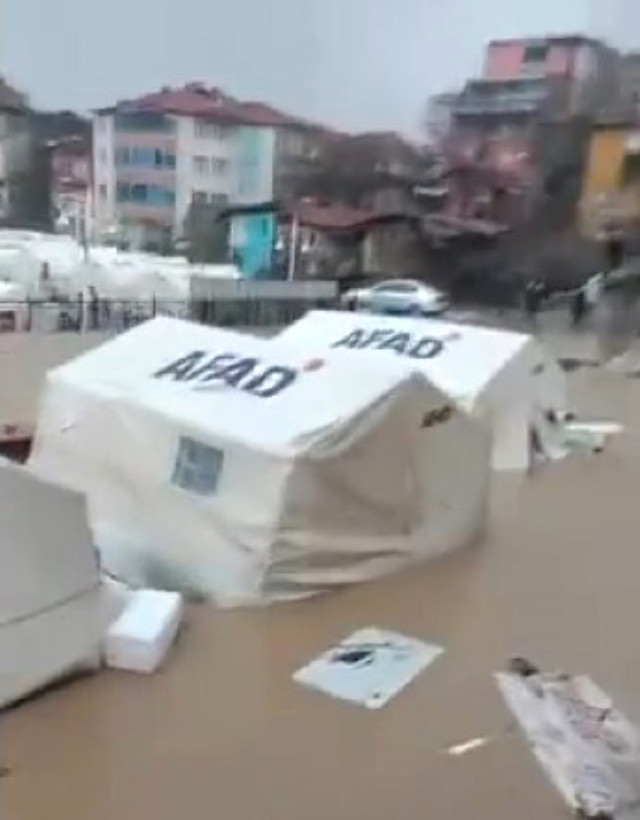 Malatya'da sağanak sele dönüştü! Depremzedelerin kaldığı çadırları su bastı