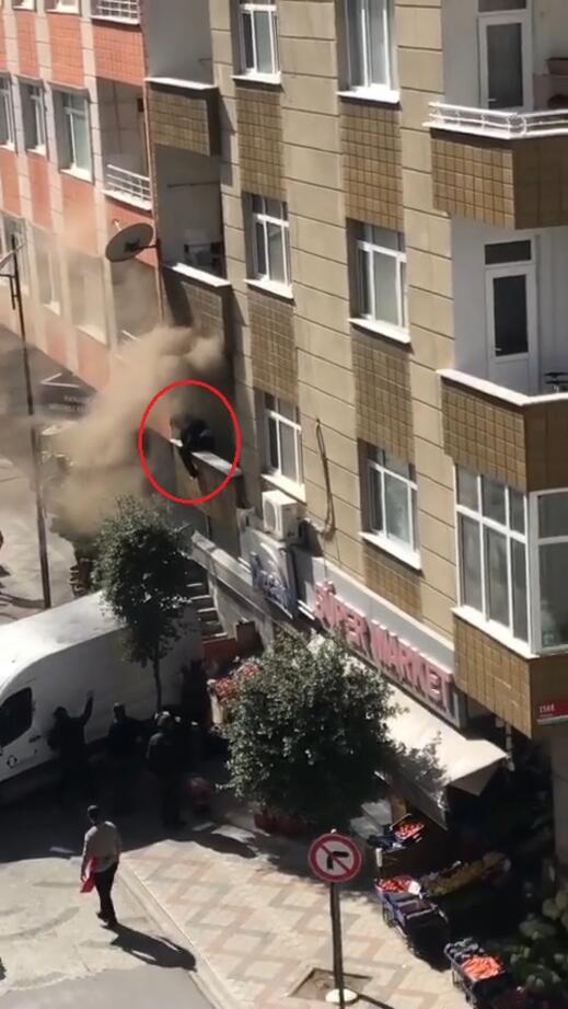 Bağcılar'da 5 katlı binanın 1'inci katındaki yangından balkondan atlayarak kurtuldu