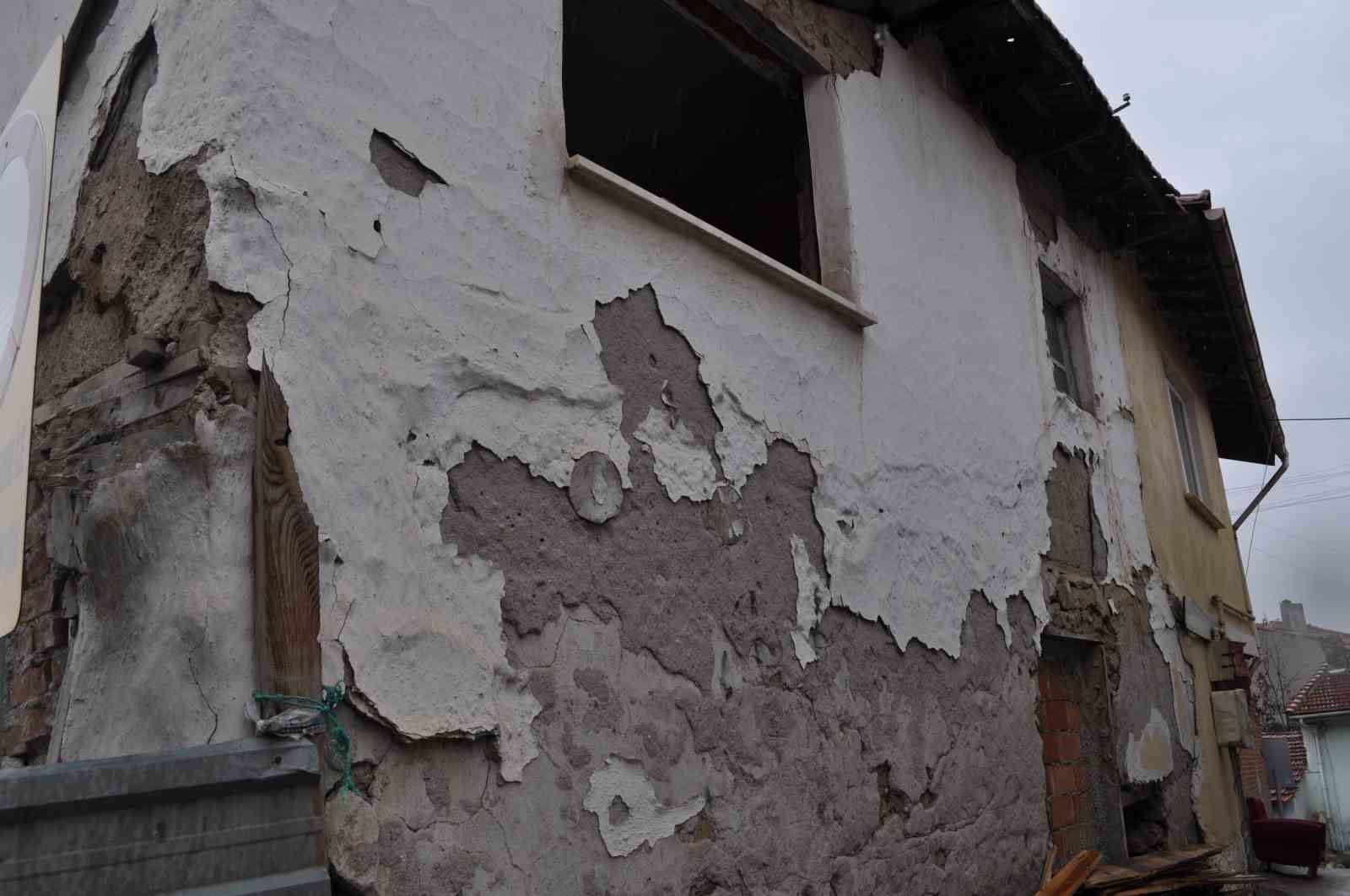 Duvarları çöken tarihi bina tehlike saçıyor