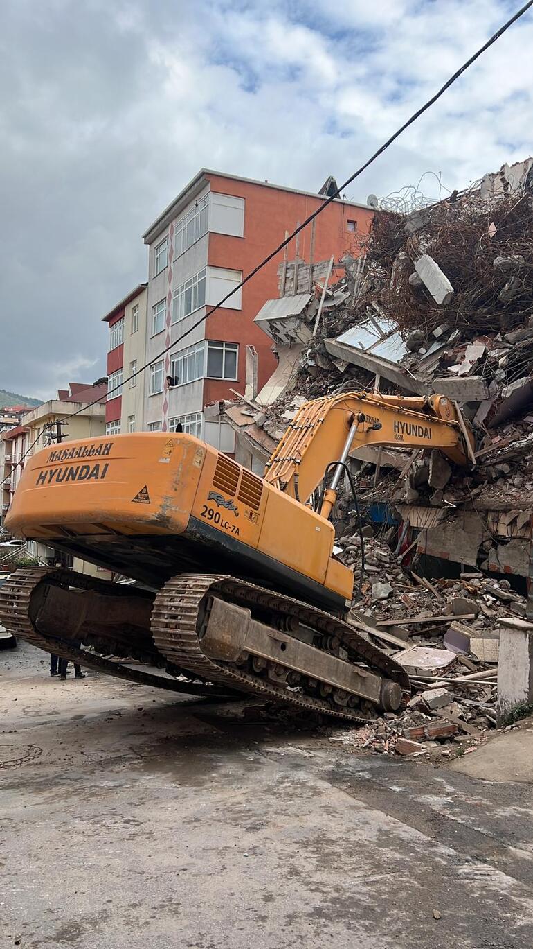 Maltepe'de yıkım yapılan binanın molozları iş makinesinin üzerine düştü