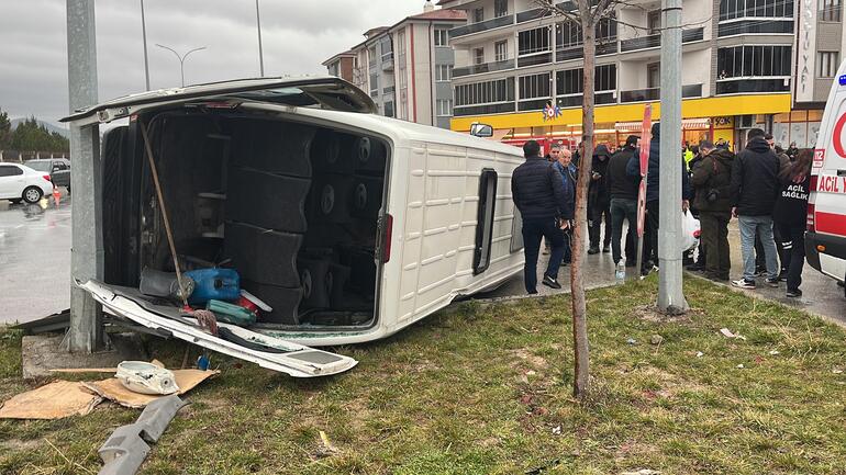 Minibüs, işçi servisiyle çarpıştı: 7 yaralı
