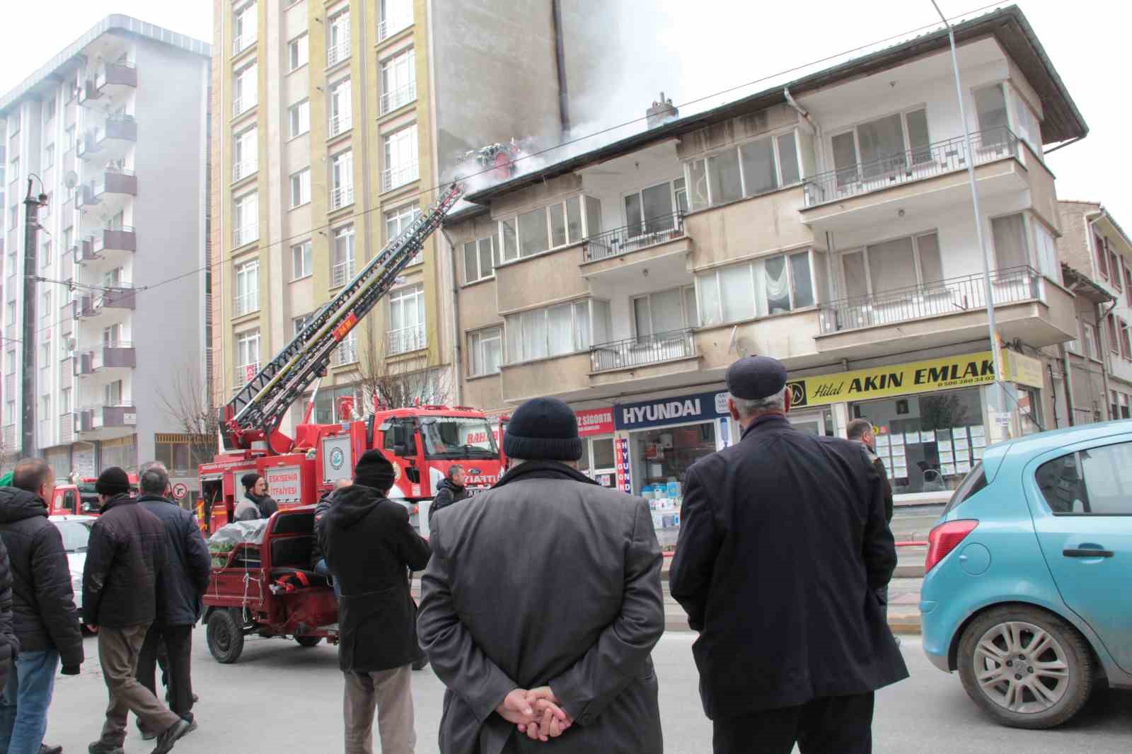 Eskişehir’de 2 katlı binada çıkan yangın paniğe neden oldu