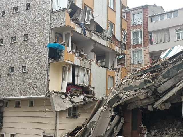 Yıkımı yapılan bina yandaki apartmanın üzerine çöktü! O anlar kamerada