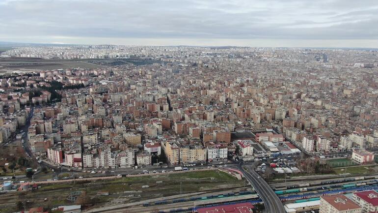 20 metrekarelik konteynerde Türkiye'nin en büyük mahallesini yönetiyor