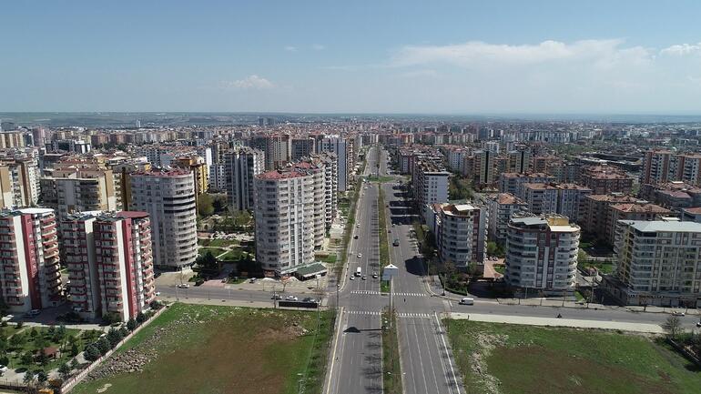 20 metrekarelik konteynerde Türkiye'nin en büyük mahallesini yönetiyor