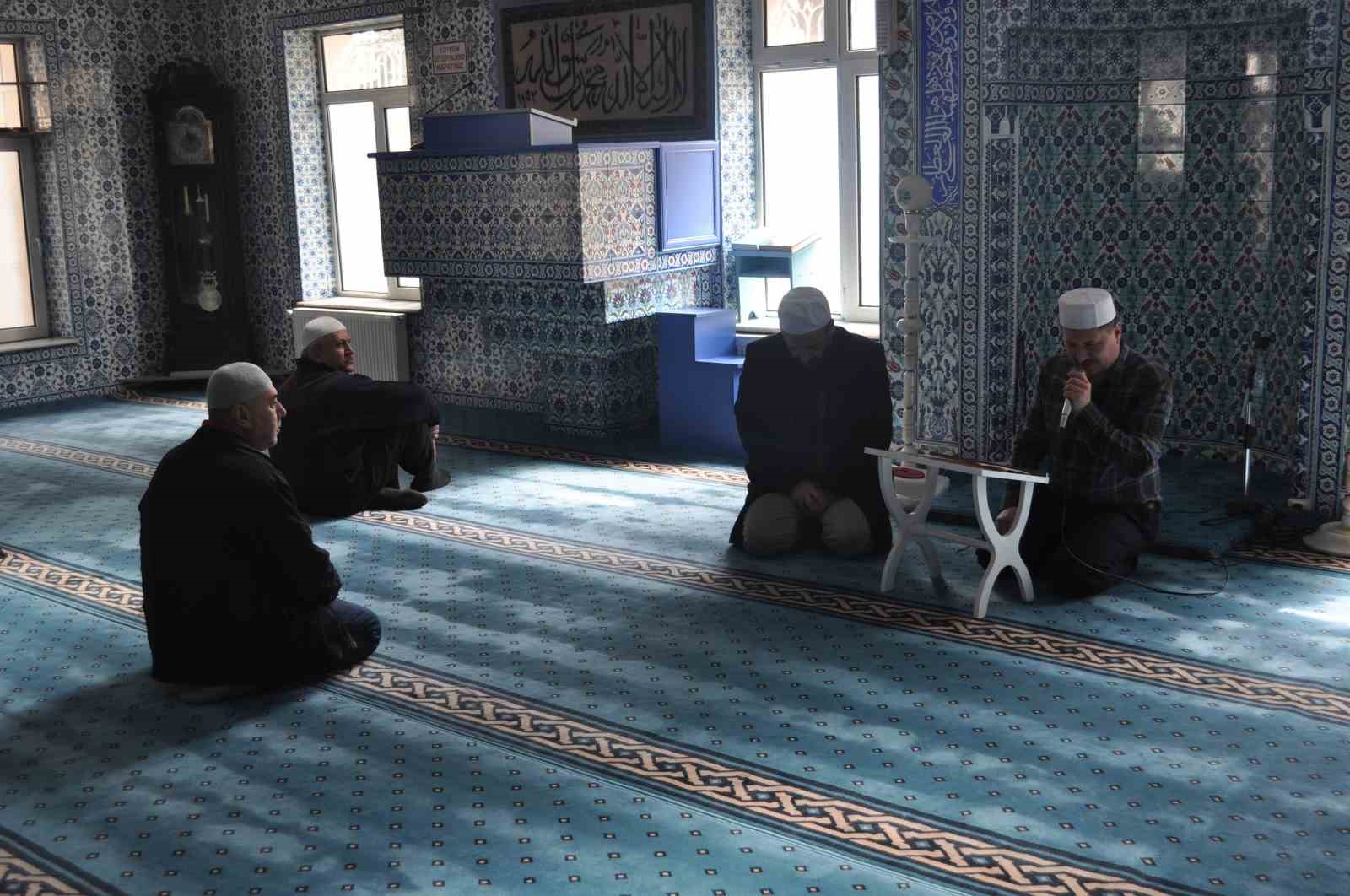 Ezan yarışmasında birinci olan imam güzel sesiyle mahalleliyi namaza teşvik ediyor