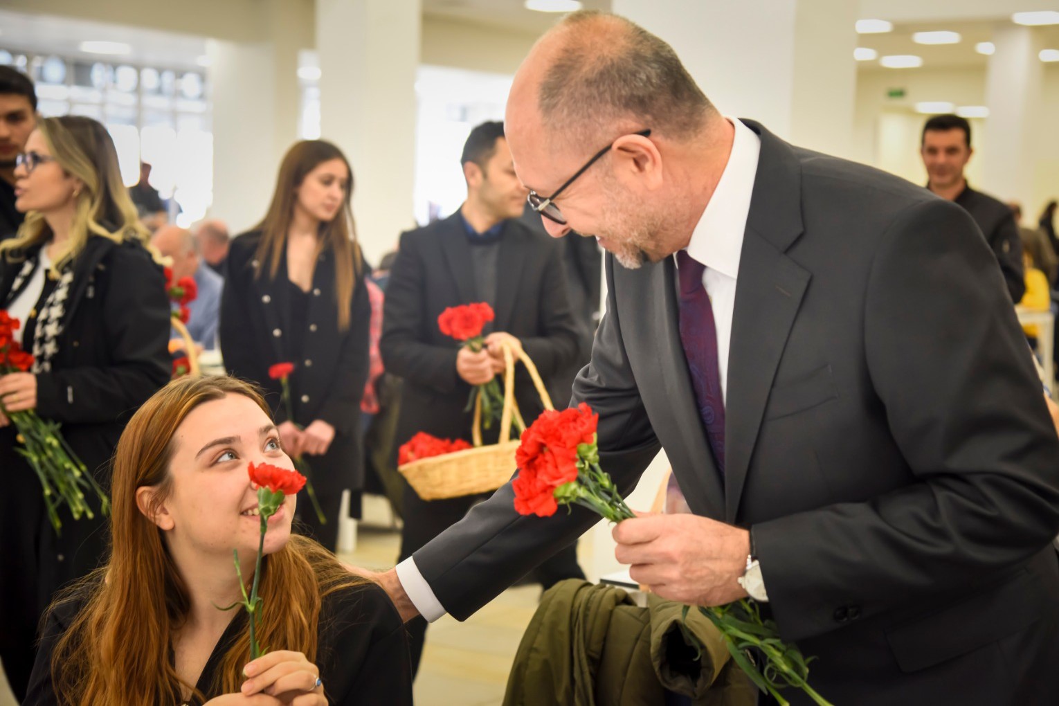 Anadolu Üniversitesinde 8 Mart Dünya Kadınlar Günü çiçeklerle kutlandı