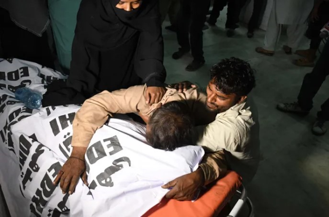 Pakistan'da kumanya dağıtımında yaşanan izdihamda 11 kişi öldü