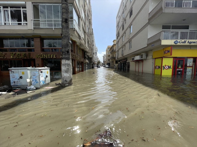 Depremin yerle bir ettiği İskenderun'da çile bitmiyor! Deniz bir kez daha taştı, cadde ve sokakları su bastı