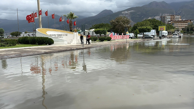 Depremin yerle bir ettiği İskenderun'da çile bitmiyor! Deniz bir kez daha taştı, cadde ve sokakları su bastı