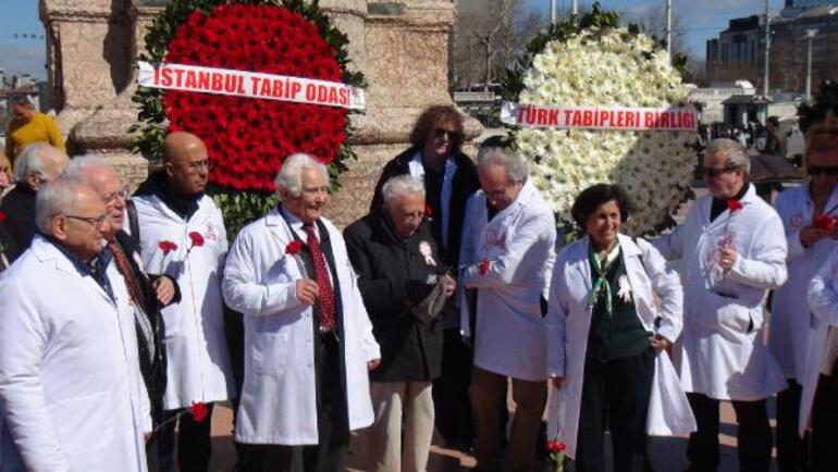 Taksim Cumhuriyet Anıtı'na sağlık çalışanları çelenk bırakıldı