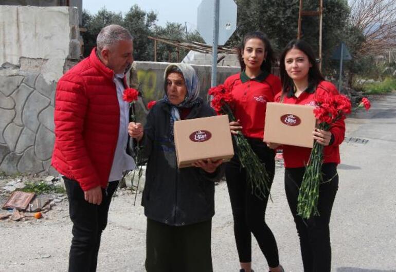 Hatay'da çadırda kalan kadınlara '8 Mart' karanfili
