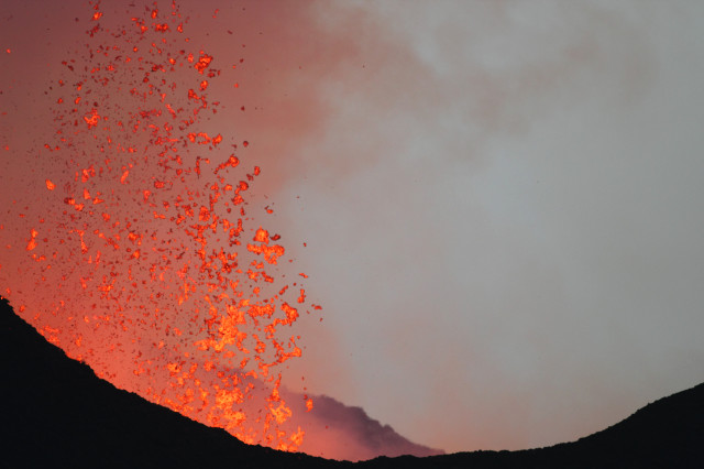 Nyamulagira Yanardağı'nda ateşli parıltı gözlemlendi! Bölge halkına sakin olma çağrısı yapıldı