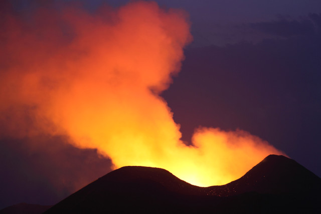 Nyamulagira Yanardağı'nda ateşli parıltı gözlemlendi! Bölge halkına sakin olma çağrısı yapıldı