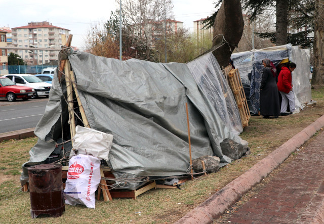 Kayseri'de 4.8'lik deprem sonrası boş alanlar naylon çadırlarla doldu