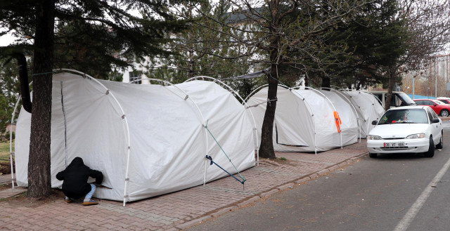 Kayseri'de 4.8'lik deprem sonrası boş alanlar naylon çadırlarla doldu
