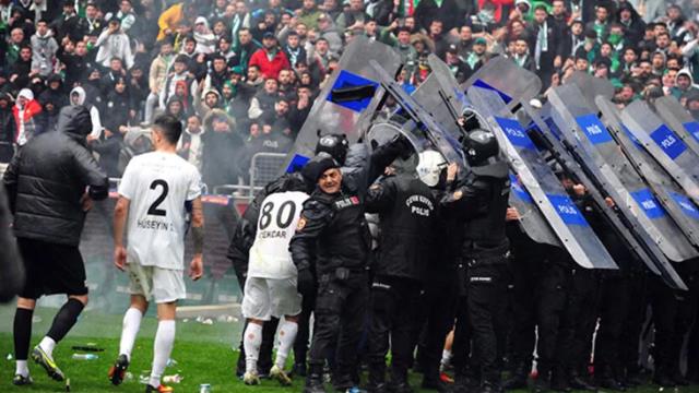 Olaylı Bursaspor-Amedspor maçıyla ilgili bir yorum da Arınç'tan geldi: Tarafsız bir sahada tekrar edilmeli