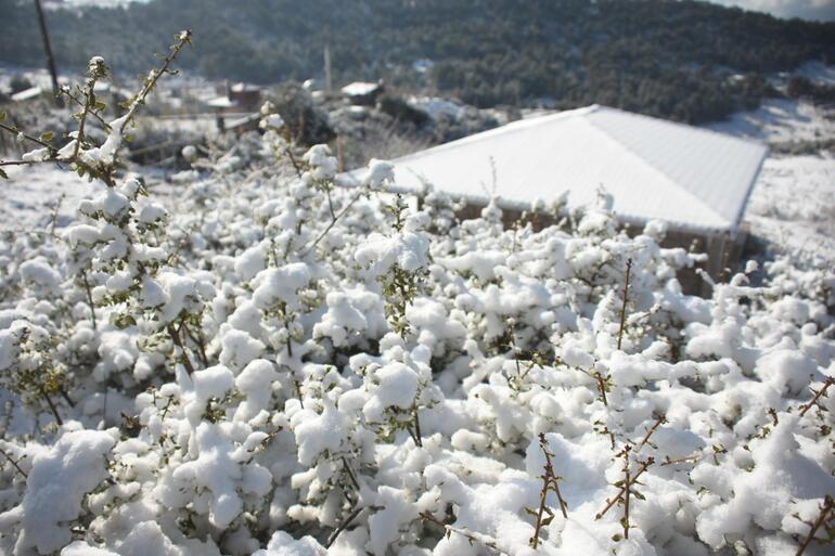 İzmir’in yüksek kesimlerine kar yağdı