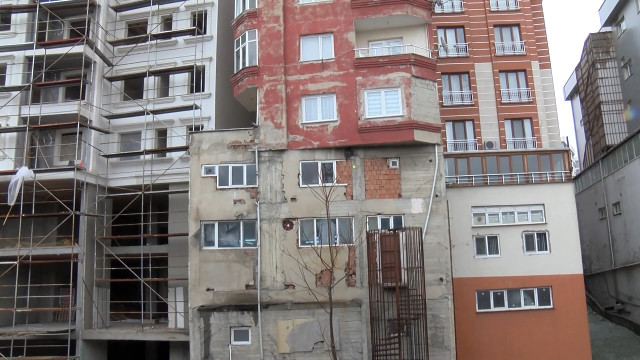 Bağcılar'da üst üste iki bina gibi görünen apartman yıkılıyor