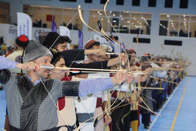 Geleneksel Türk Okçuluk Salon Türkiye Şampiyonası'nda sıralama atışları yapıldı