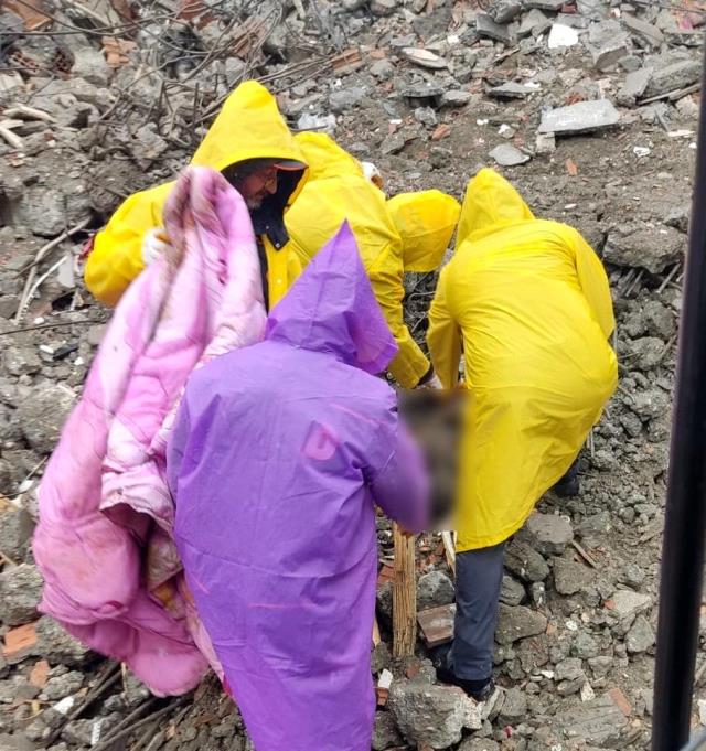 Depremden 42 gün sonra enkazdan bir kişinin cansız bedeni çıkarıldı
