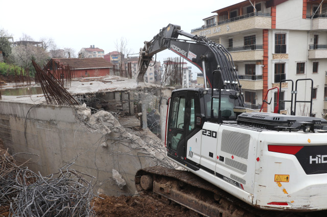 Kocaeli'de temelindeki kirişlerin toprakla doldurulduğu iddia edilen inşaat yıkılıyor