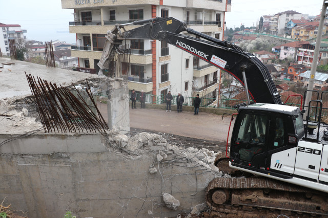 Kocaeli'de temelindeki kirişlerin toprakla doldurulduğu iddia edilen inşaat yıkılıyor