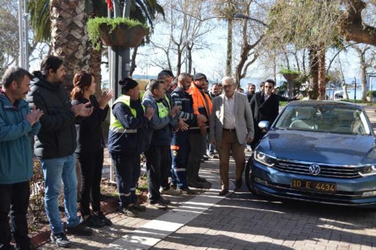 Bıçaklı saldırıda yaralanan Erdek Belediye Başkanı, görevine başladı