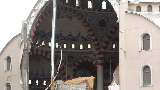 Depremde hasar alan camiyi gören bir daha bakıyor! Önü sağlam, arkası yıkık