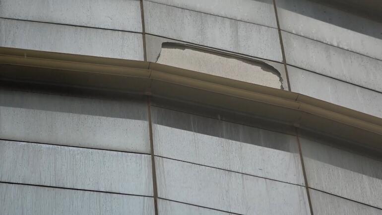 Hastanenin dış cephe camı, otomobilin üstüne düştü