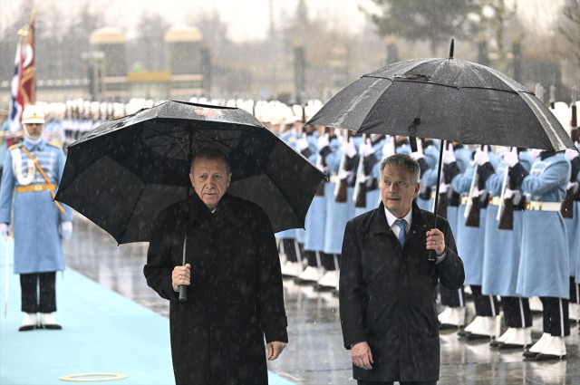 Cumhurbaşkanı Erdoğan, Fin gazeteciye ayakkabı hediye etti