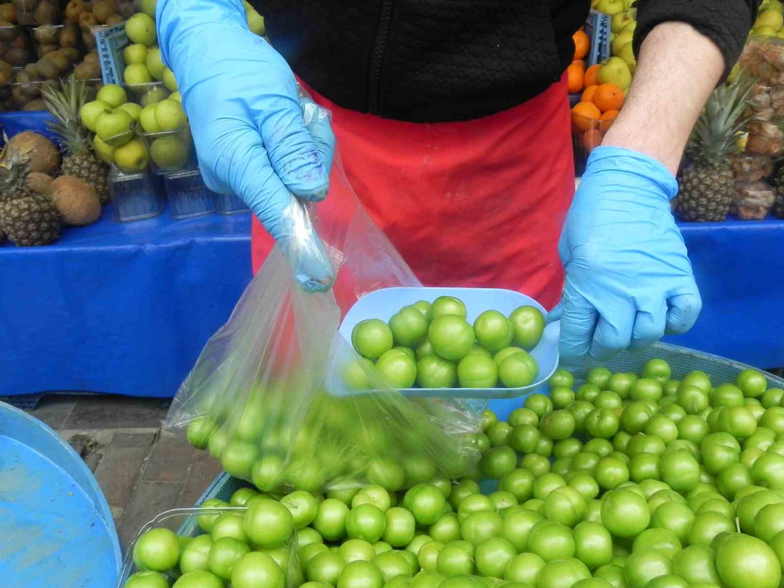 Manavda tezgâhların gözdesi papaz eriği