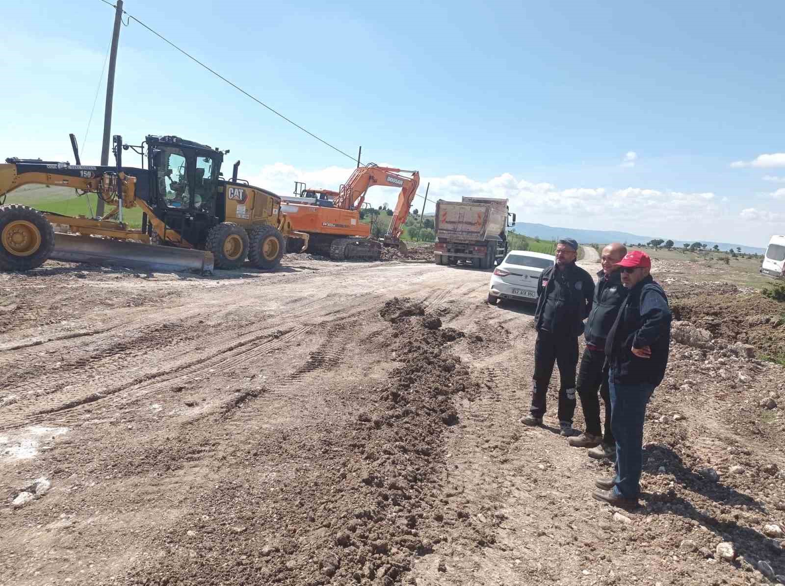 Çavdarhisar Yenicearmutçuk-İlcikören köyleri arasında yol onarım bakım çalışması