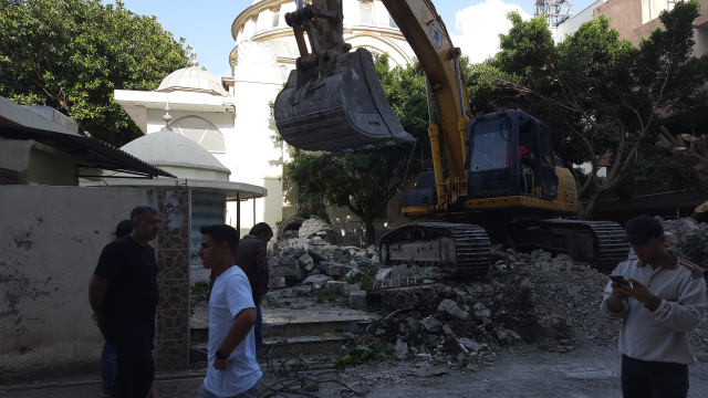 Hatay'da minare yıkımı caddeyi savaş alanına çevirdi: 1 araç ve 3 iş yeri hasar gördü