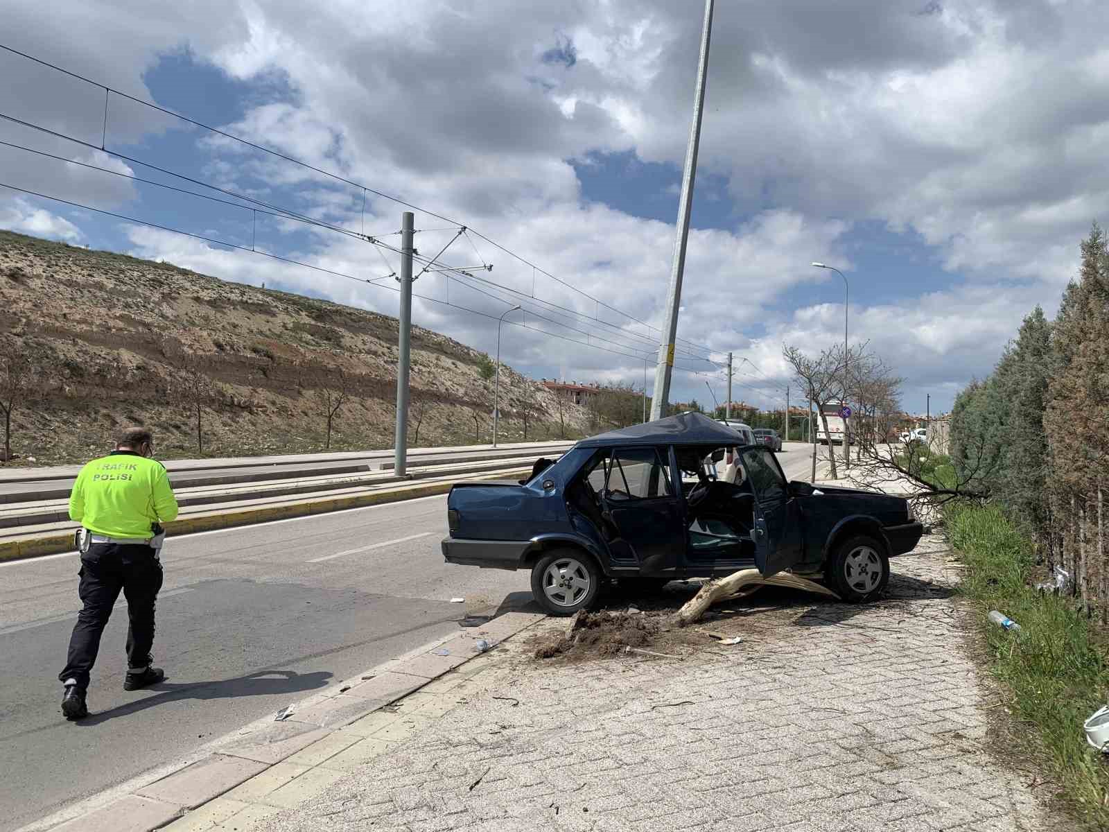 Eskişehir’de virajı alamayan otomobil ağaca ve direğe çarparak durabildi